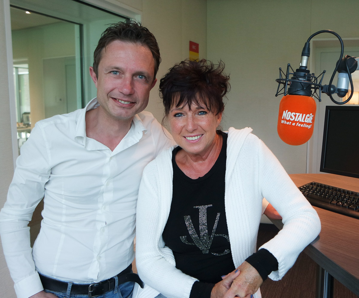 Jessie met presentator Stefaan Ackermans van Radio Nostalgie